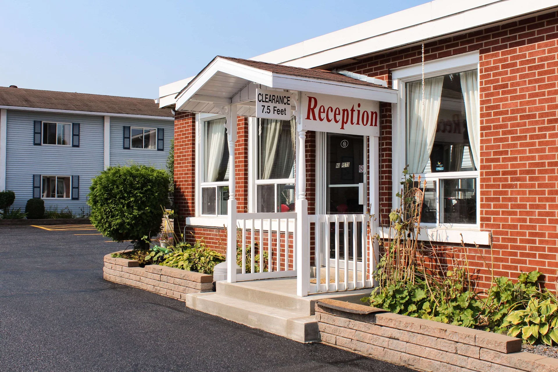 Econo Lodge Inn & Suites