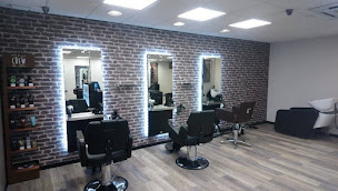 Photo n°5 de MEDARD Coiffeur Visagiste (Val de Reuil) à Val-de-Reuil (Salon de coiffure)