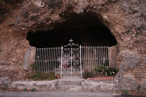 Santuario Madonna di Lourdese nella grotta