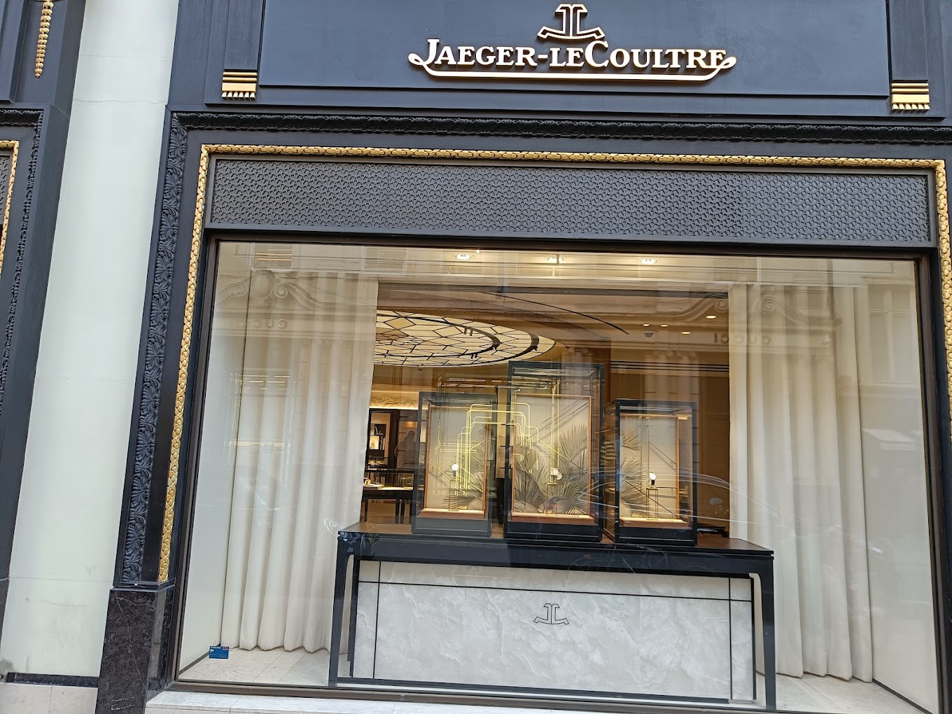 The best watch shops on Bond Street stocking the finest watches made in high-precision featuring elaborate designs and set in and with precious metals and gem stones.