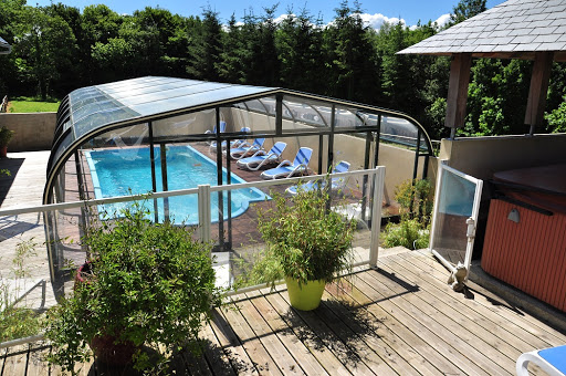 Photo de Gîtes de Lopéau; piscine couverte et spa en extérieur, Finistère, Bretagne