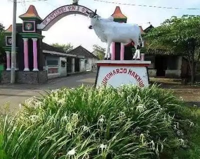 Photos of patung sapi dan gapura desa jatisari sapen