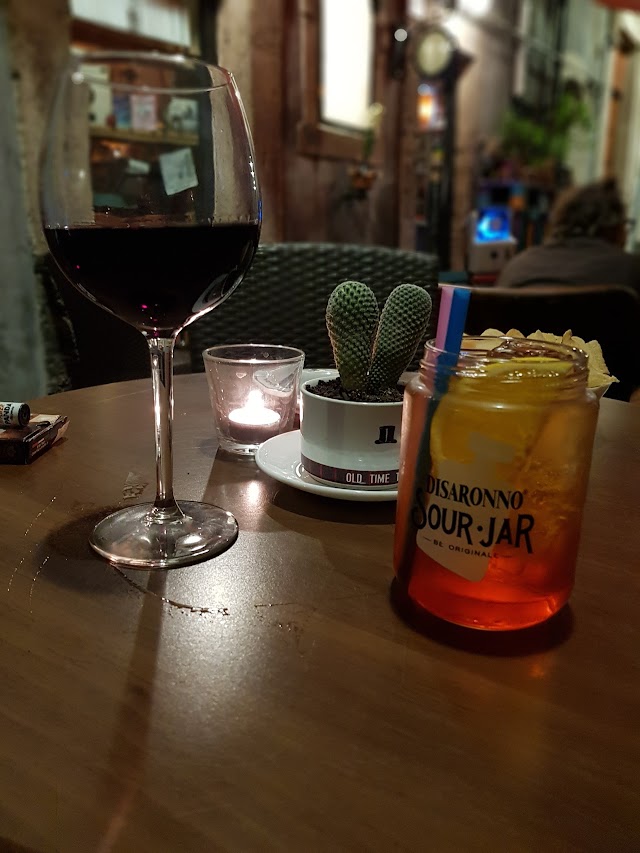 Macondo Wine and Book Cafè