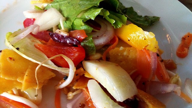Pot Pourri - World Eat & Drinkery