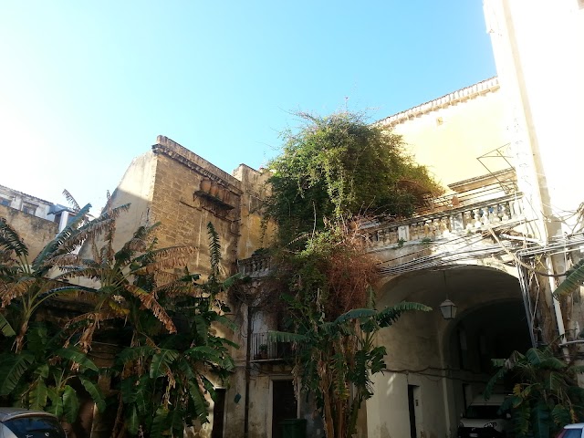 Palazzo Ajutamicristo