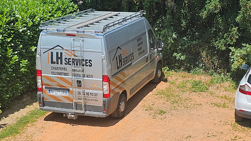 Photo de LHSERVICE CHARPENTE COUVERTURE TERRASSE BARDAGE