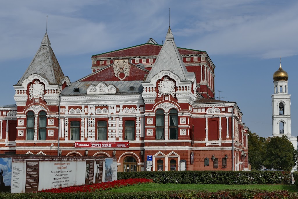 Самарский академический театр д. Академический театр драмы им. м. Горького Самара. Чапаева 1 Самара театр драмы. Драматический театр Самара с памятником Чапаеву.