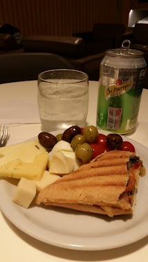 American Airlines Admirals Club, Author: Dario Wainer