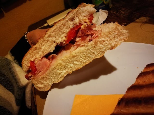 Momi's Pub