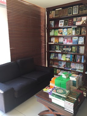 Imam al-Bukhari - Salafi Bookshop & Publisher, Author: dar albu5ari دار الأمام البخاري ـــ قطر