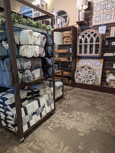 Kirkland's - Visual