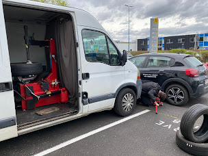 Photo n°13 de CHRONO PNEUS 24/7 | Dépannage & Montage pneus à domicile 🛞🚚 à Clermont-Ferrand (Service de vidange d'huile)