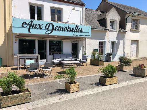 Aux Demoiselles