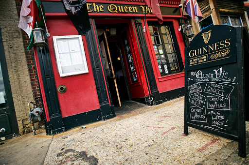 The Queen Vic Logo