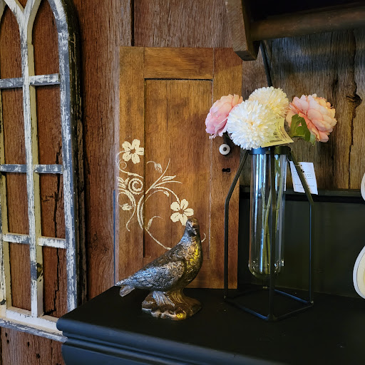 Ellsy's Attic - Visual