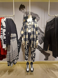 Photo n°11 de DESIGUAL à Strasbourg (Magasin de vêtements pour femmes)