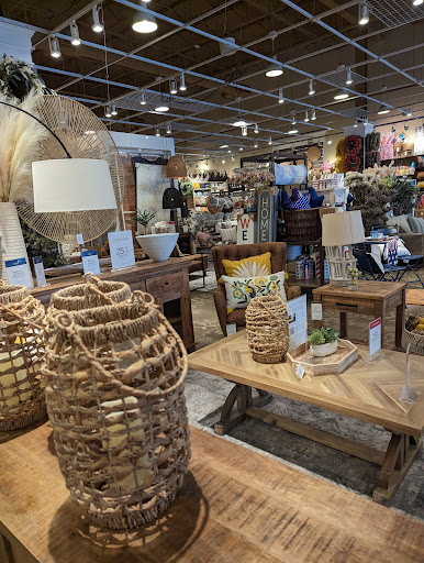 Kirkland's - Visual