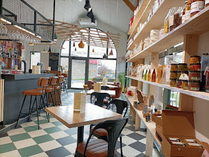 Photo n°1 de Les Gens Heureux - Restaurant Café Boutique et Epicerie fine à Renaison (Bar à vin)