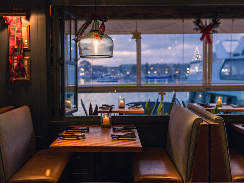 Louie's By The Bay by null