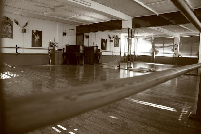 Σχολή Χορού Ελπίδας Παπακυπαρίου - Δανάης Κορφιάτη (2ος όροφος) - Αθήνα