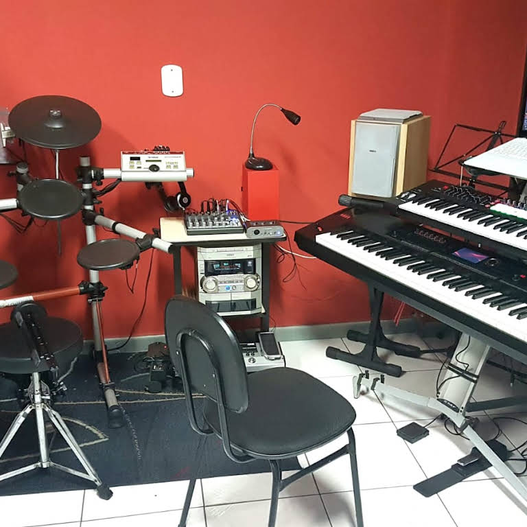 Lucas Alves Aulas de Teclado e Piano - Escola De Música em Estacao