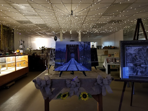 The Art Gallery and Gift Shop of THE HILL - Thumbnail