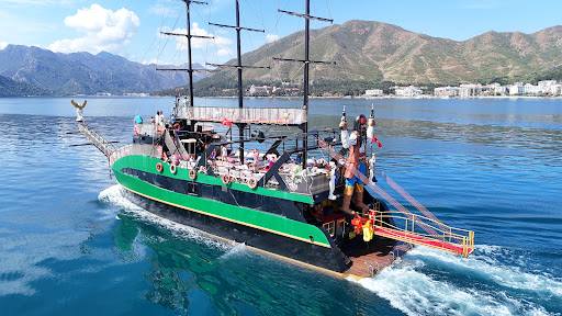MEDUSA DELUXE PIRATE BOAT