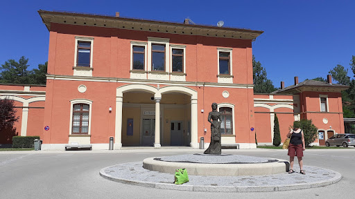Sisi Statue am Bahnhof Possenhofen