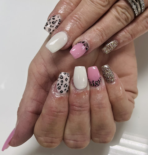 Tommy Nails interior view