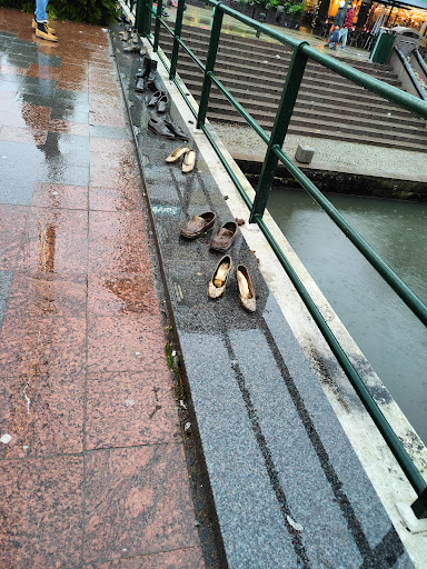 Shoes on Davidshalls Bridge - Visual