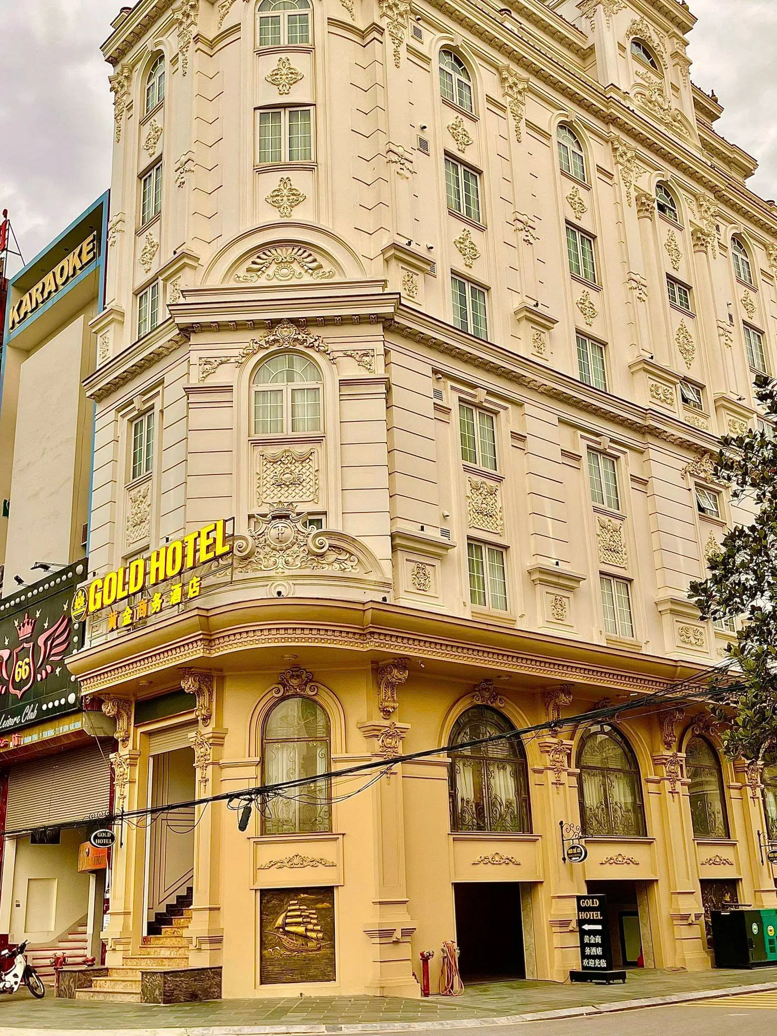 Gold Hotel Luxury