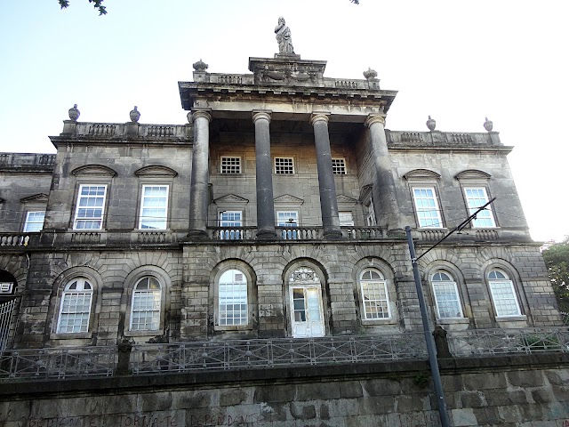 Hospital Santo António: Edifício Neoclássico