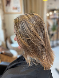 Photo n°9 de CAROLINE G salon de coiffure ARTISAN VISAGISTE, SPÉCIALISTE TRICHOLOGUE, COLORATION VÉGÉTALE ET DOUCE à Eyragues (Salon de coiffure)