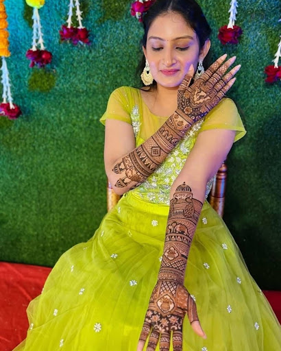 Kuldeep Mehendi Artist seems to be a name associated with wedding-special Mehendi designs. Artist… post image