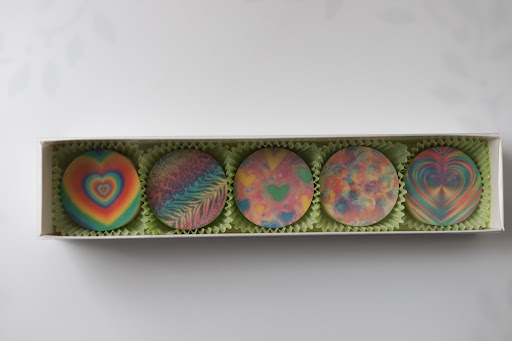 Crazy Macaron Lady - Visual