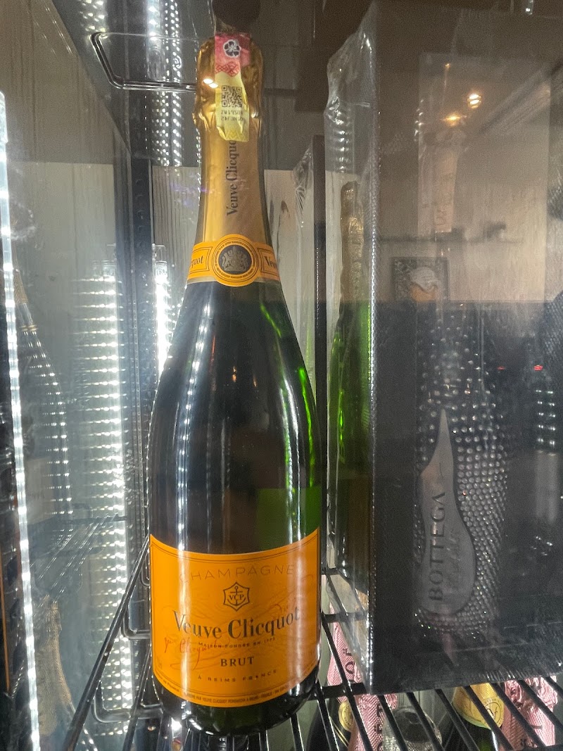 ダーツ＆カラオケ【 Bar mmpp】～女性スタッフ多数在籍～