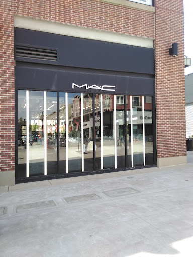 MAC Cosmetics - Visual
