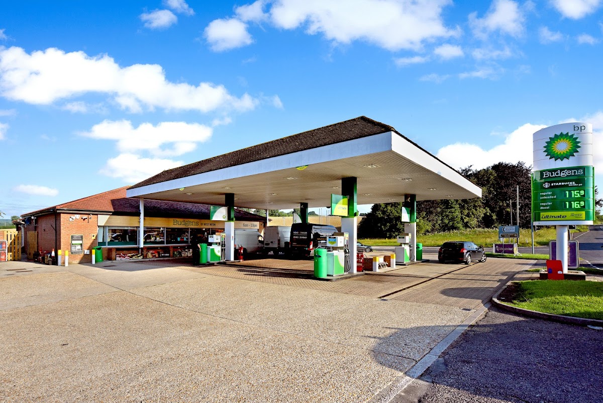 Meon Hut Service Station, Budgens & Vapestore