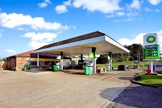 Meon Hut Service Station, Budgens & Vapestore