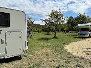 Photo n°13 de Aire Camping Car des Châteaux en Périgord à Vézac (Terrain pour camping-cars)