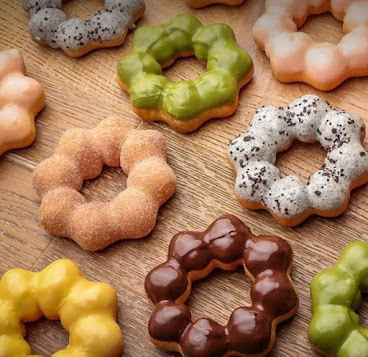 Dona Queen Donuts & Deli by null