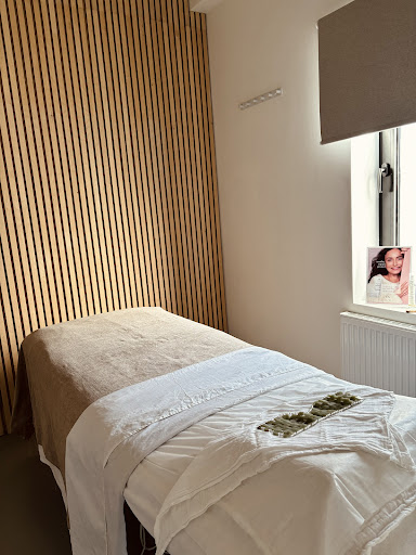 Adeline Peillet - Facial & Lymphatic Drainage - at Pause Studio Leyton