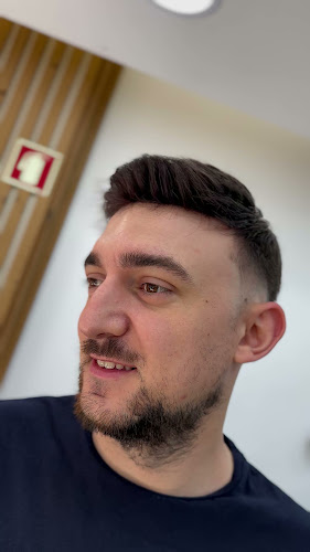 Barbearia King Of hair Prótese Capilar Corte e Barba Número de telefone
