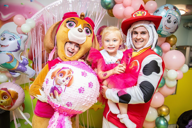 Аніматори “Emoji” — організація дитячих свят. Аніматори Київ та Київська область. Шоу-програми