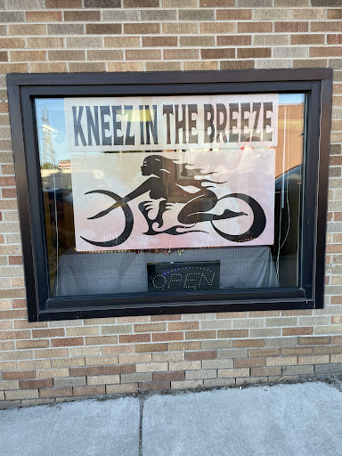 Kneez In The Breeze - Thumbnail
