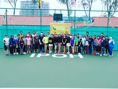 Tenis perak arena Demi Emas