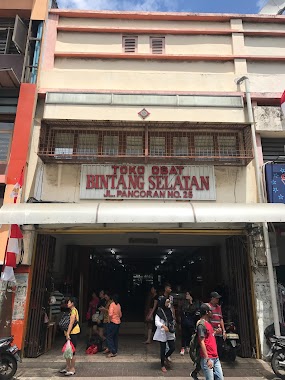 Toko Obat Bintang Selatan, Author: 楊志強