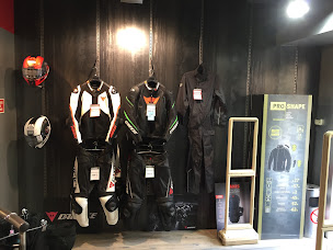 Photo n°9 de DAINESE STORE MARSEILLE à Marseille (Magasin de pièces et d'accessoires pour motos)