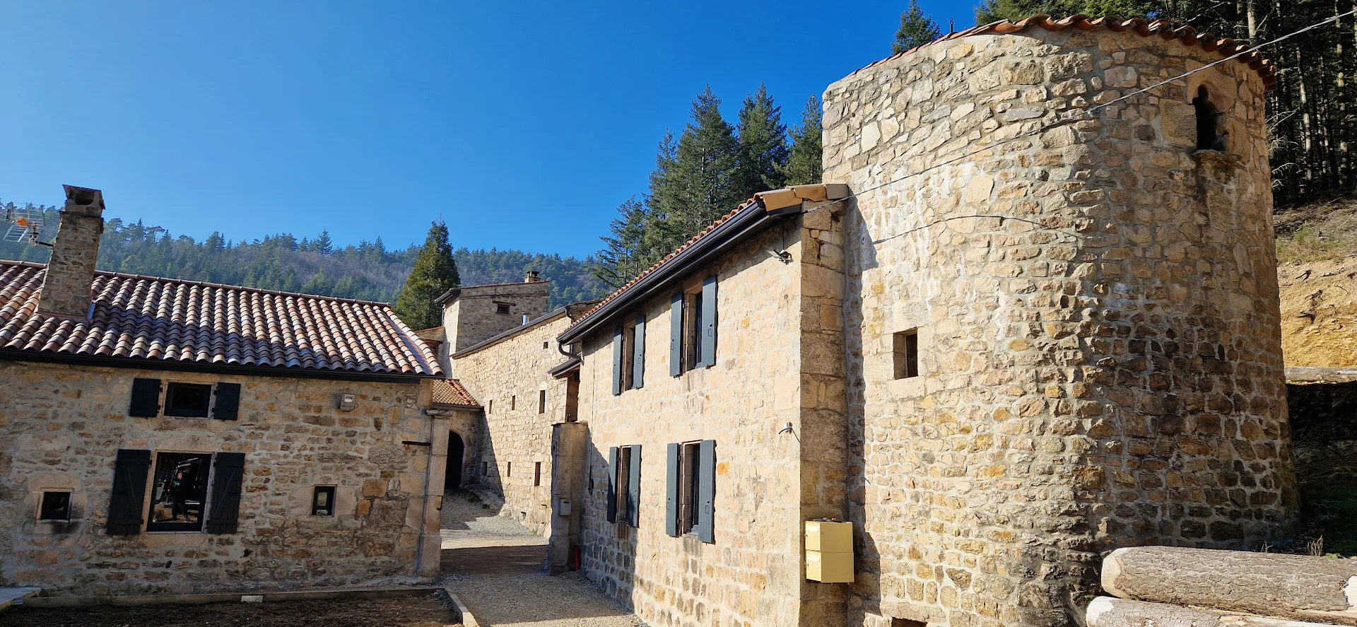 Domaine le Bouissou du Mahun - Les Gîtes DBM | Gîtes de groupe - Nord Ardèche
