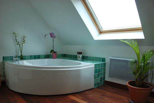Séjour bien-être en hébergement insolite Roulotte ou en Gîte à 800 m des plages SPA massage jacuzzi sauna Gallery - France